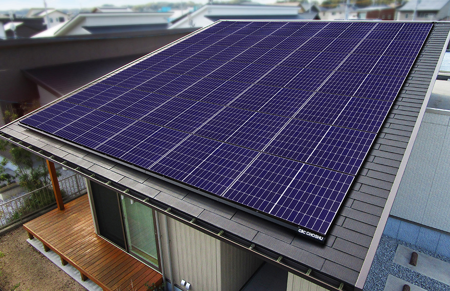屋根一面に載せた太陽光発電パネル