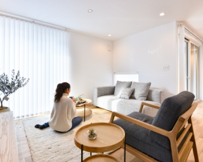 女性が部屋で過ごしている イメージ写真