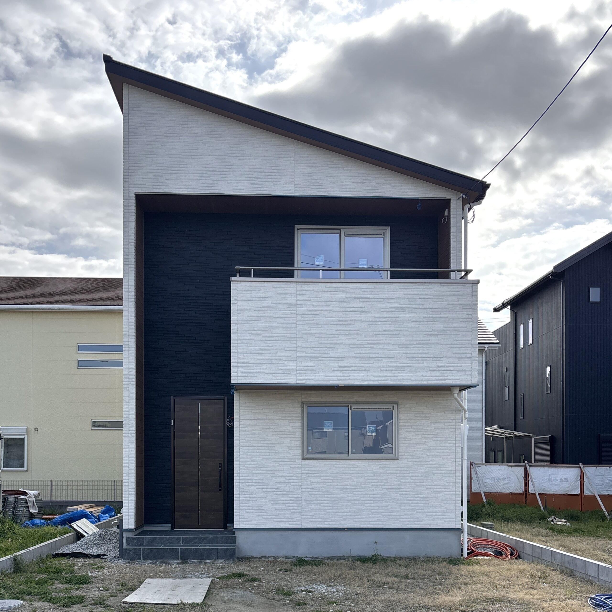 片流れ屋根と白い外壁の外観