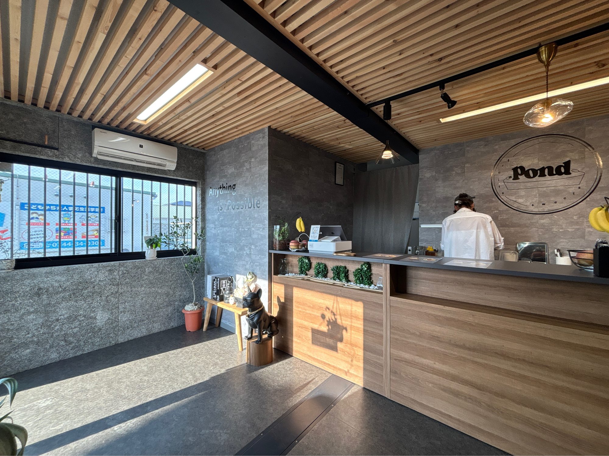赤松のルーバー天井があたたかく迎える、テイクアウト店舗リノベーション