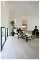 吹き抜けのある室内