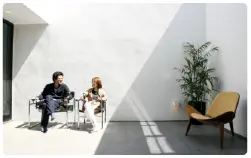 中庭でくつろぐ様子