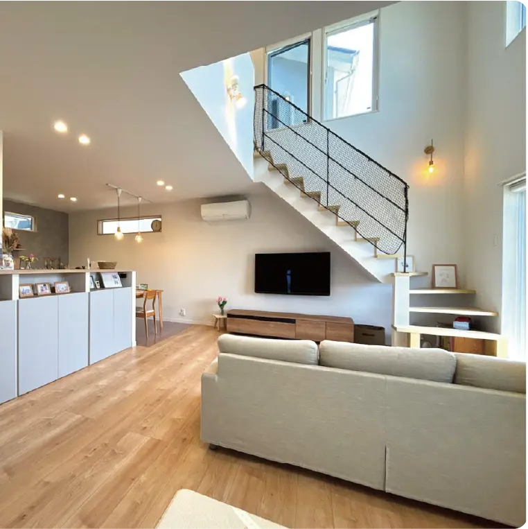 吹き抜けのある明るいリビング