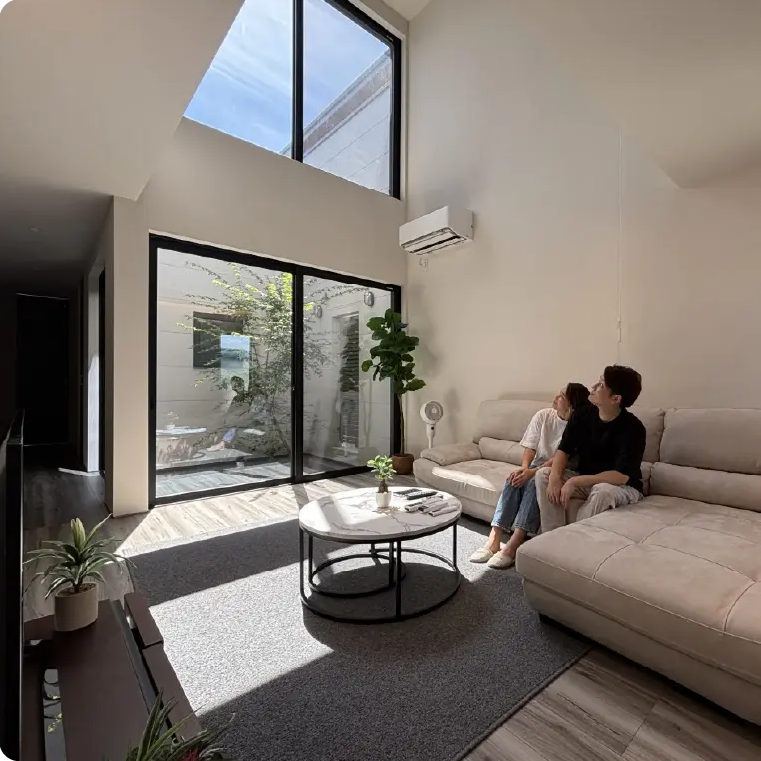 吹き抜けのある明るいリビング