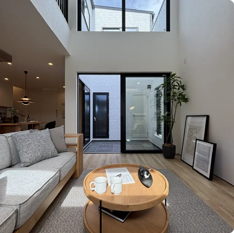 吹き抜けのある明るいリビング